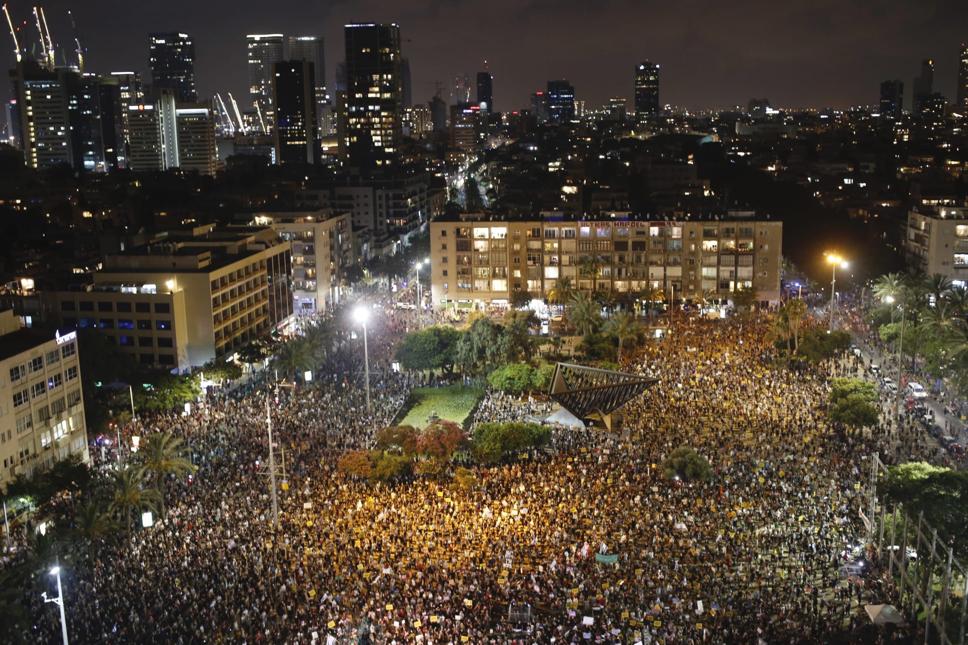 Demonstranti zaplnili Rabinovo náměstí v Tel Avivu