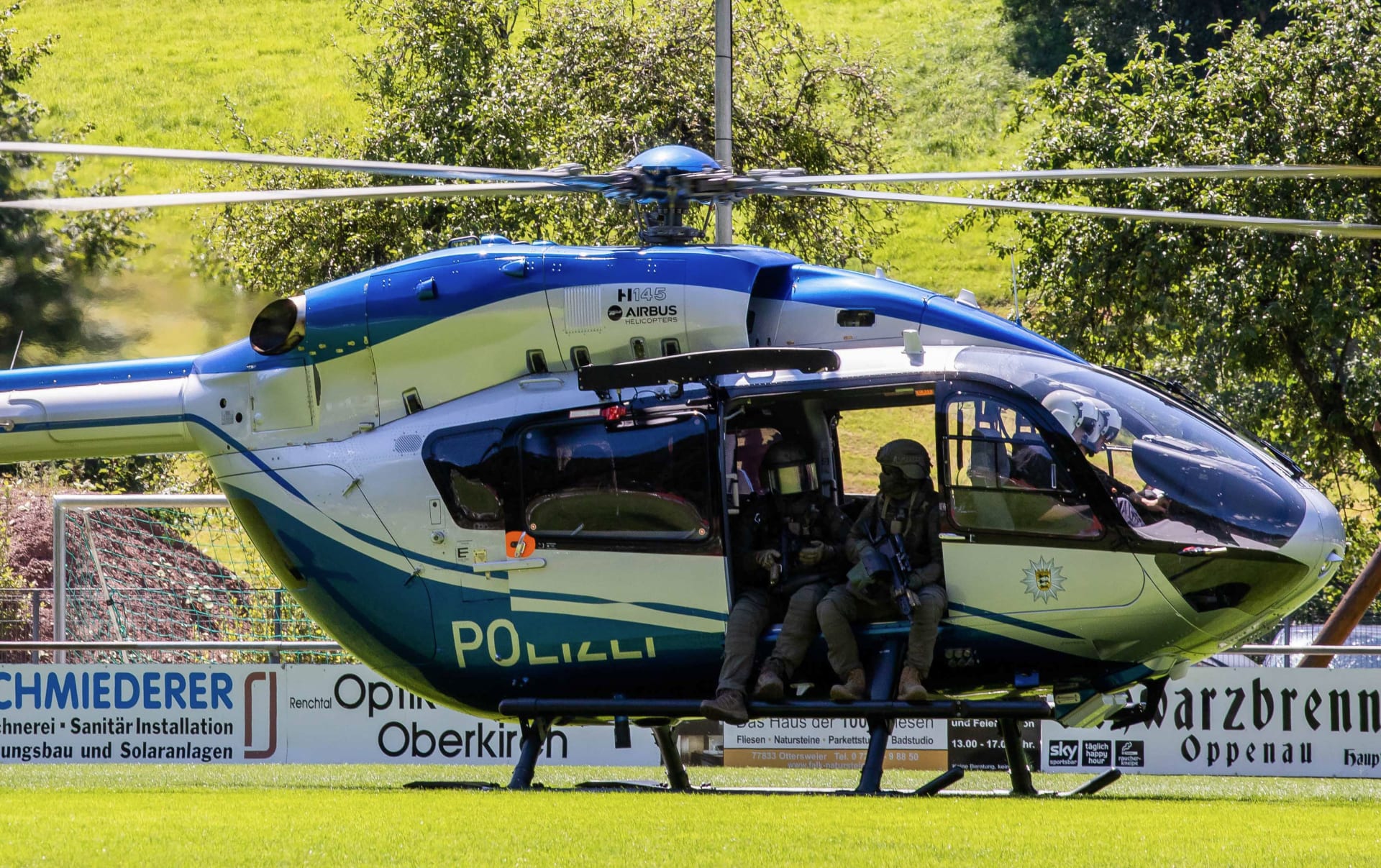 Do pátrání po muži ozbrojeném lukem a šípy nasadila německá policie i vrtulník.  