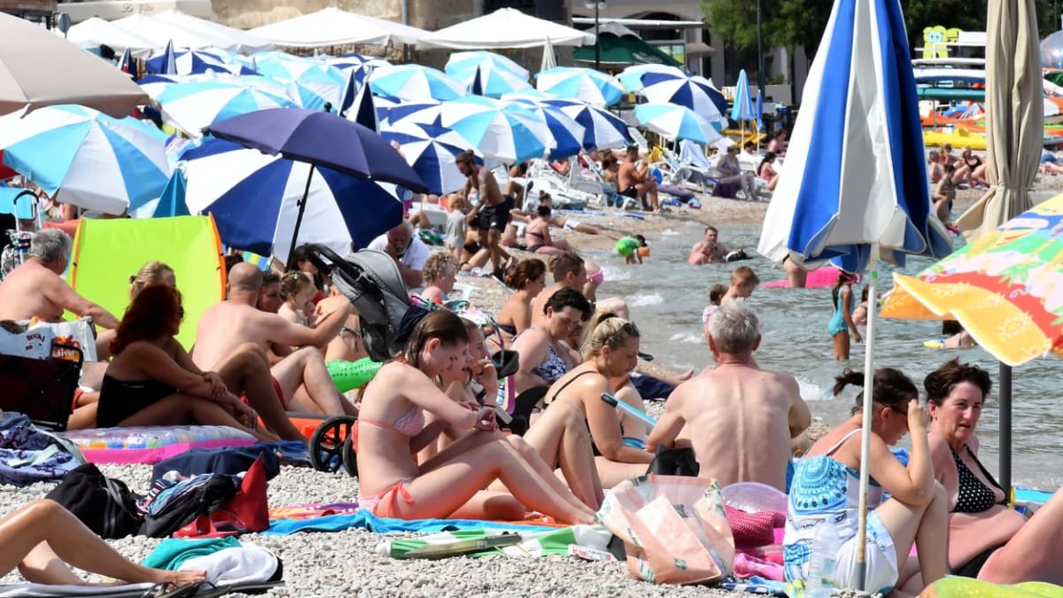 Turisté vzali počátkem července útokem také pláže poblíž města Rijeka