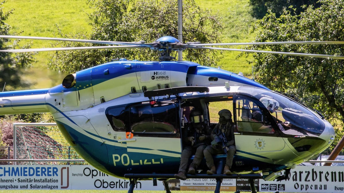 Do pátrání po muži ozbrojeném lukem a šípy nasadila německá policie i vrtulník.  