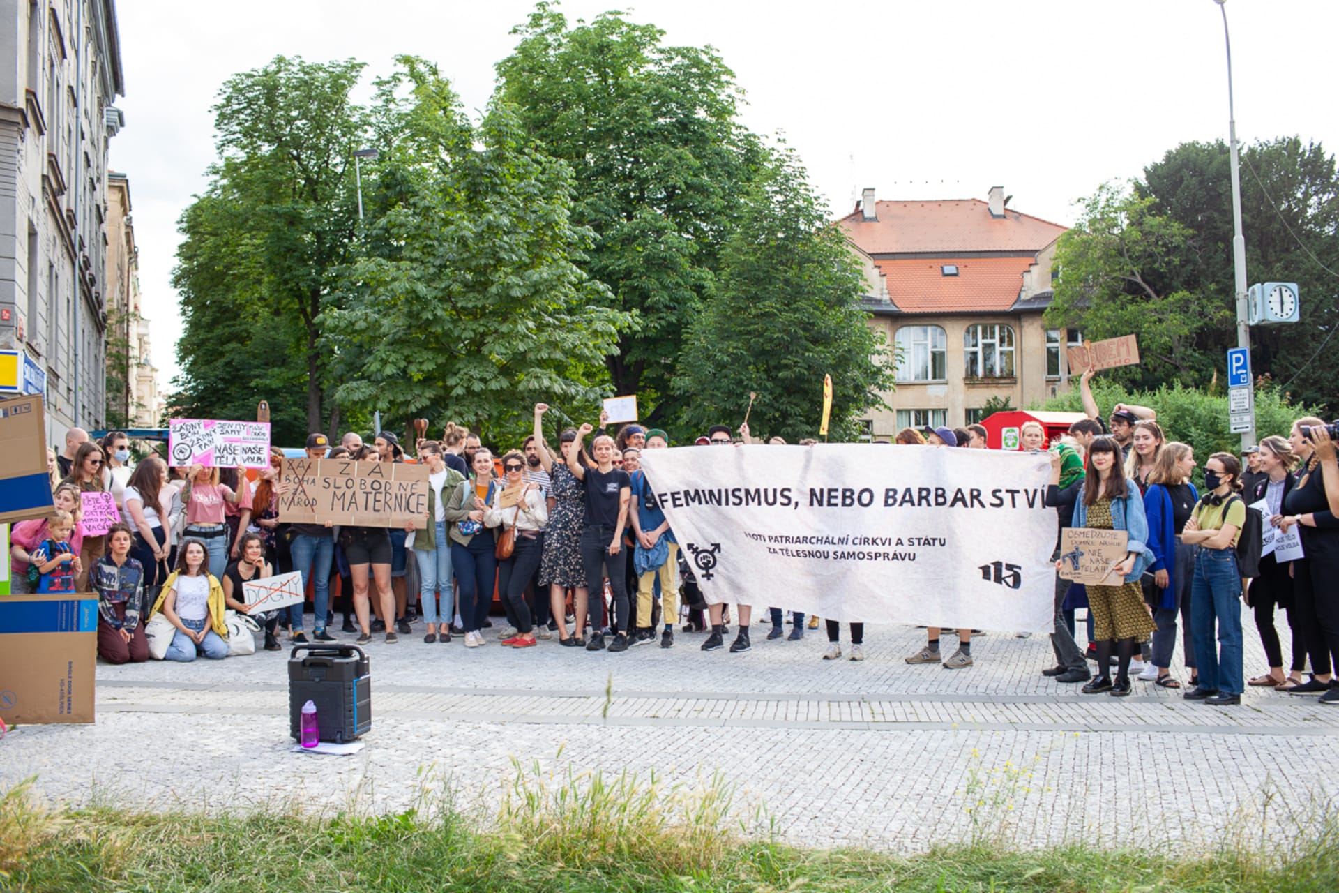 V pražské Bubenči se na protest proti novele zákona o potratech sešla asi padesátka lidí. 
