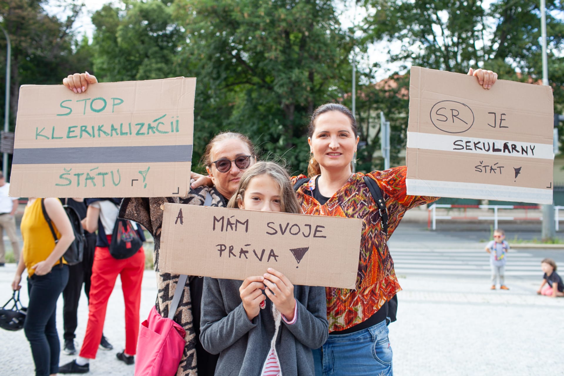 Demonstrující se sešli před slovenskou ambasádou. 