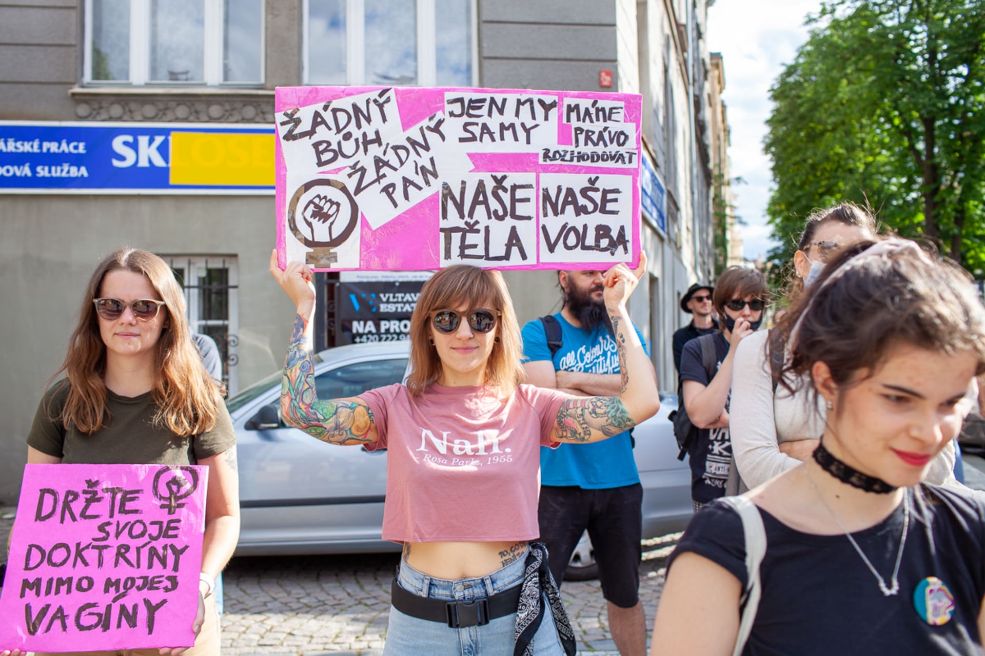 Proti zpřísňování interrupčního zákona na Slovensku se demonstrovalo i v Praze. 