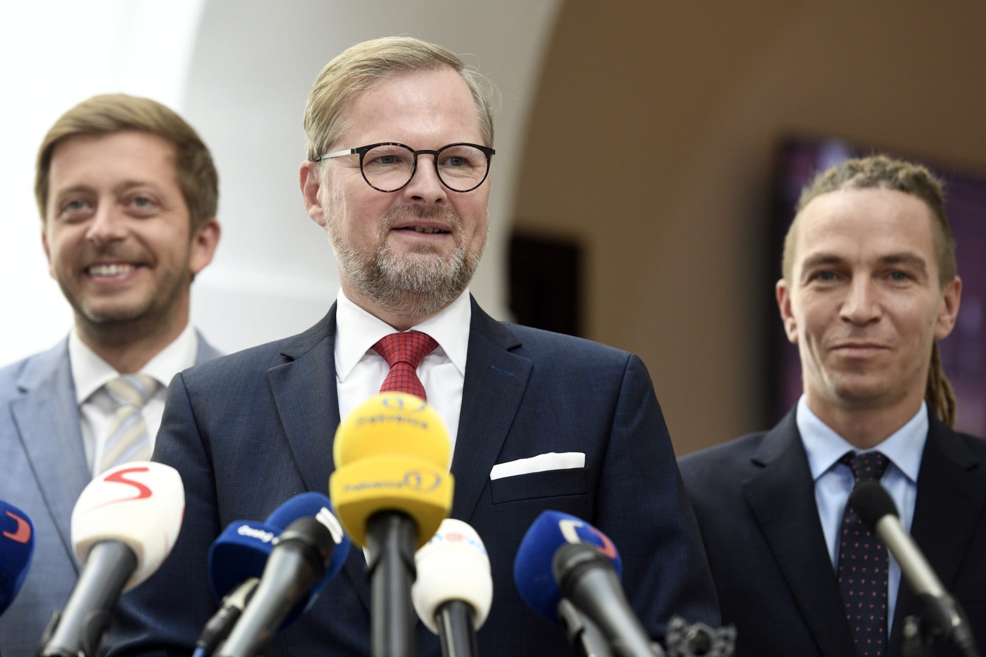 Předsedové opozičních stran na společném vystoupení Vít Rakušan (STAN, zleva), Petr Fiala (ODS) a Ivan Bartoš (Piráti)