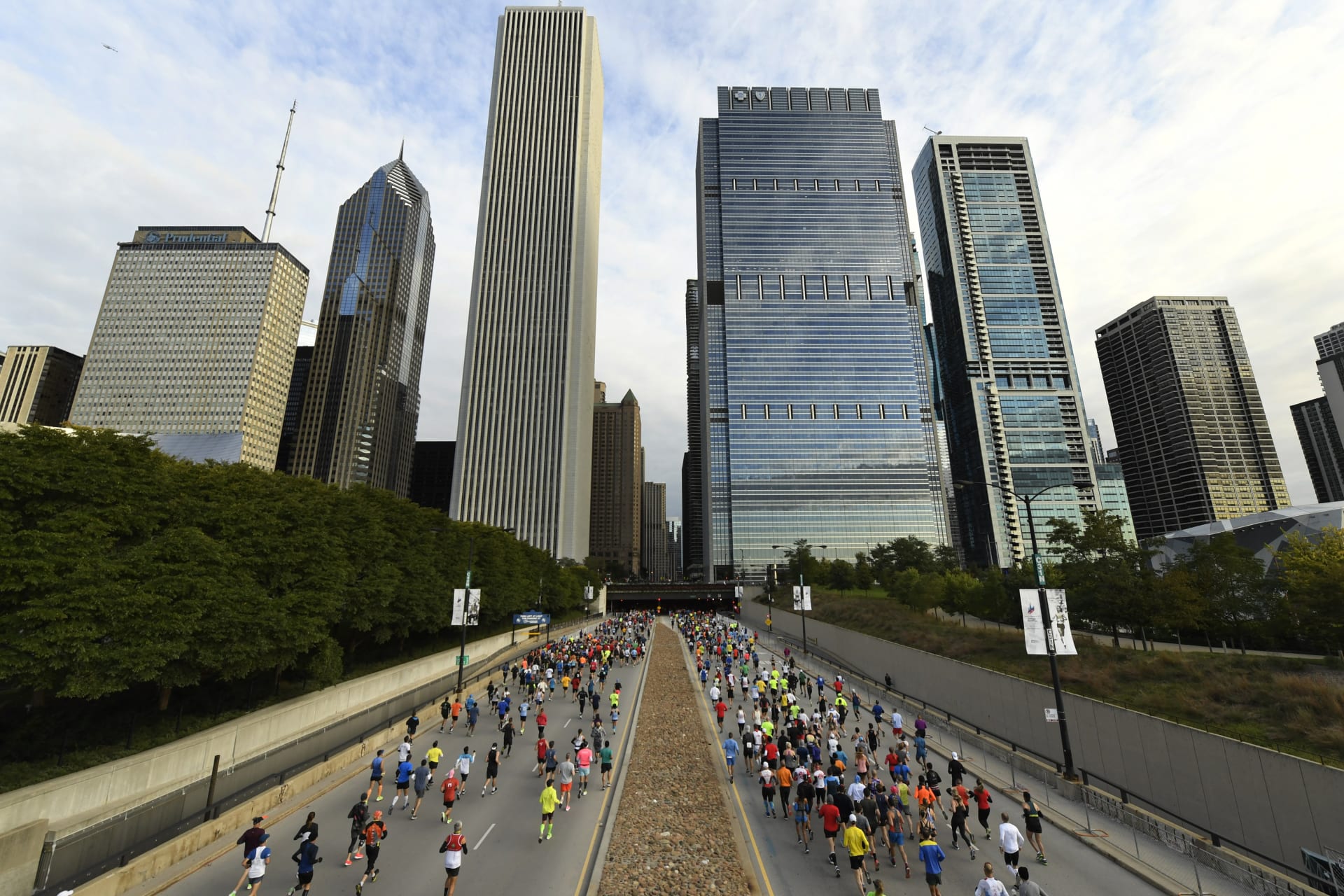 Běžci probíhají pod dominantami amerického Chicaga při loňském maratonu. Letos se kvůli pandemii koronaviru závod neuskuteční.