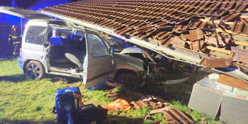 Vážná nehoda na Zlínsku: Auto nabouralo do rodinného přístřešku