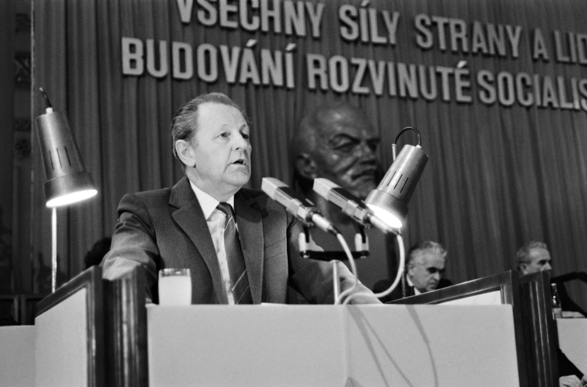 Miloš Jakeš se ujímá své funkce generálního tajemníka ÚV KSČ v prosinci 1987.