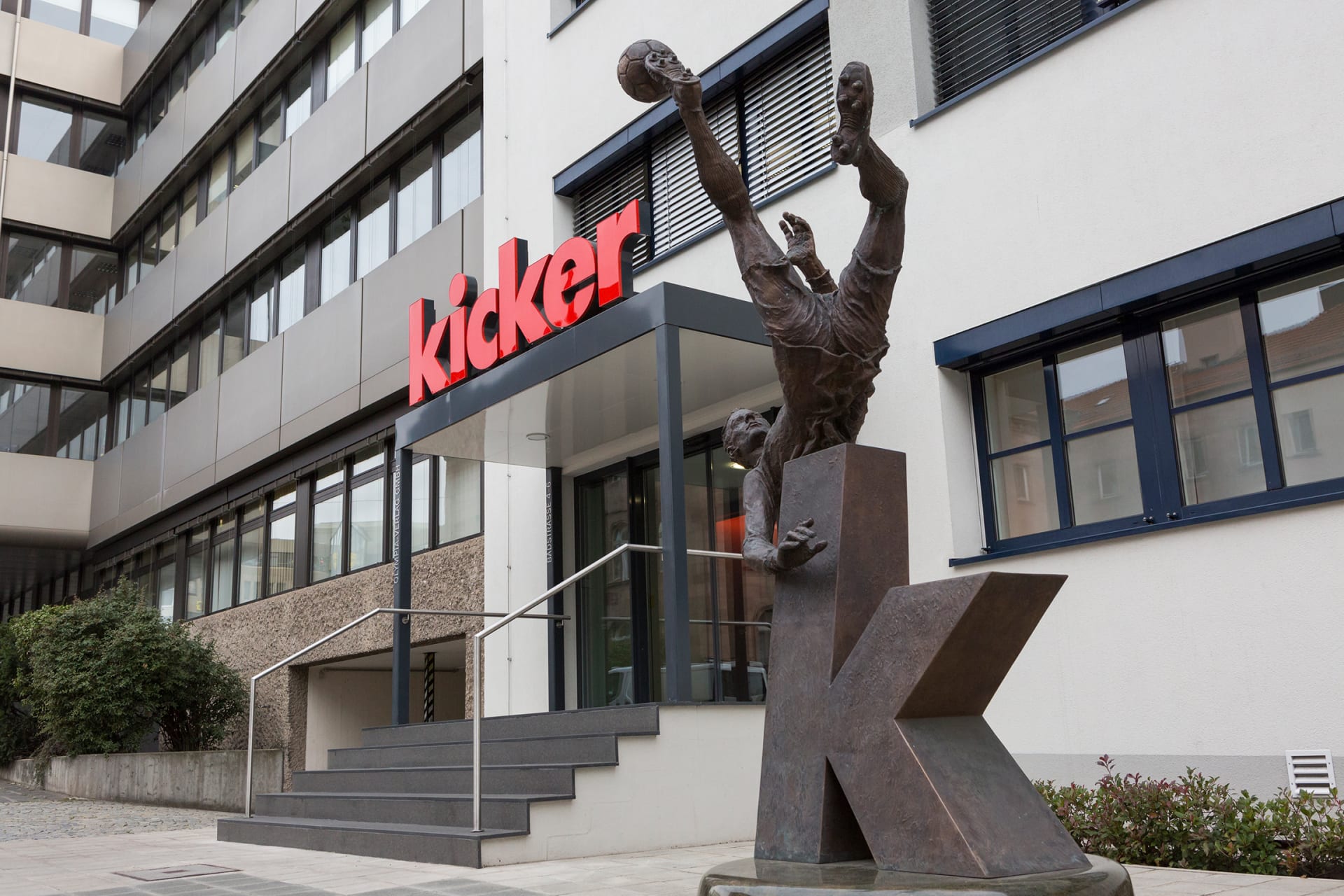 Dnešní sídlo magazínu Kicker se nachází v Norimberku nedaleko hlavního nádraží v Badstrasse.