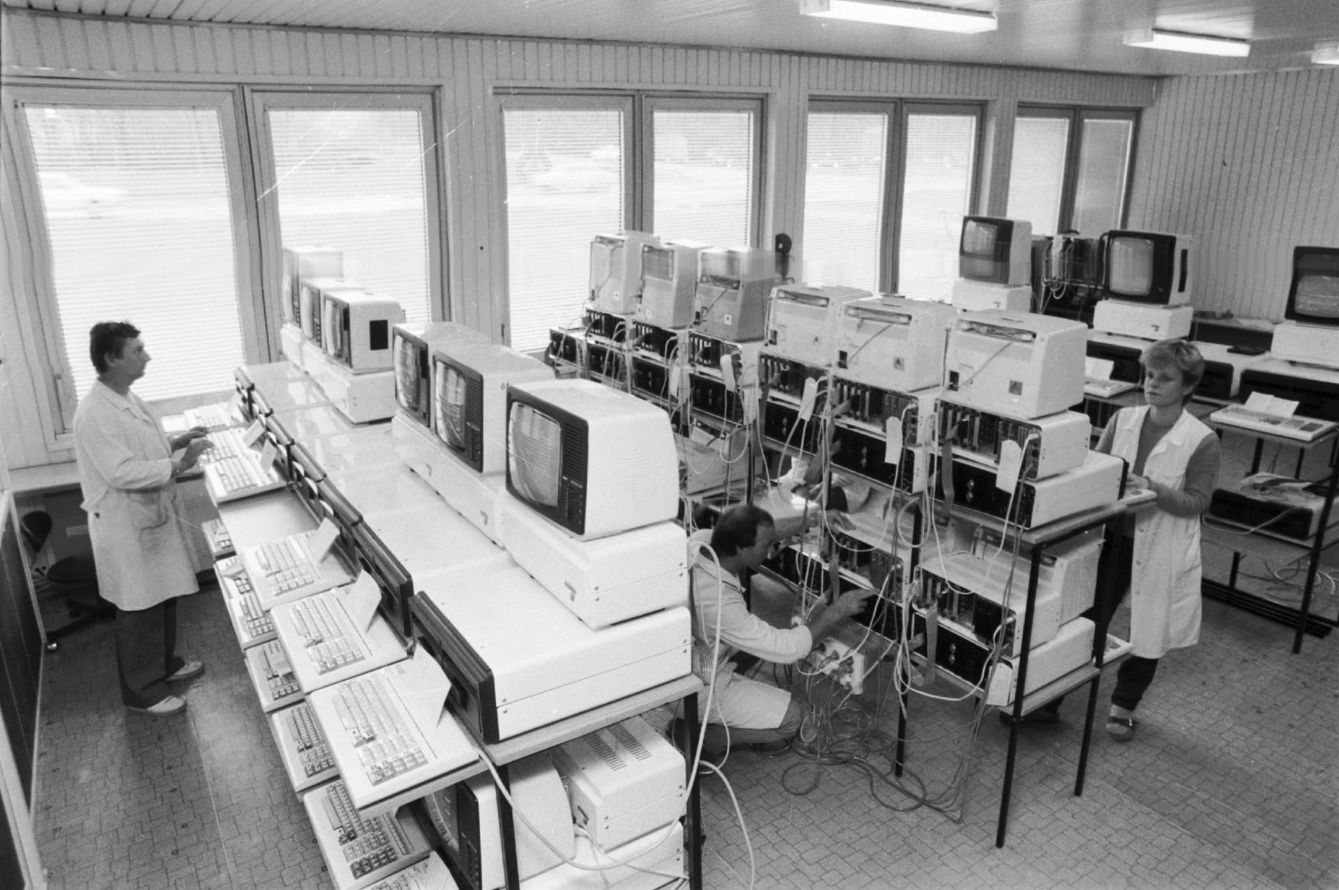 Výroba mikropočítačů v JZD Slušovice (květen 1987)