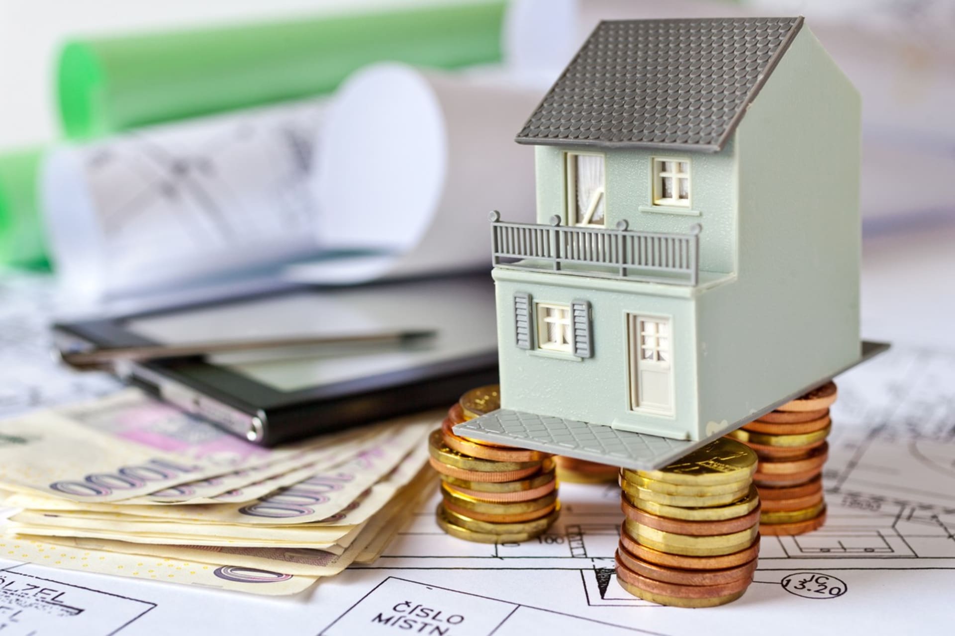 V případě, že si chce někdo pořídit dům nebo byt na hypotéku, potřebuje k tomu výrazně více našetřených financí než dříve. (Ilustrační foto)