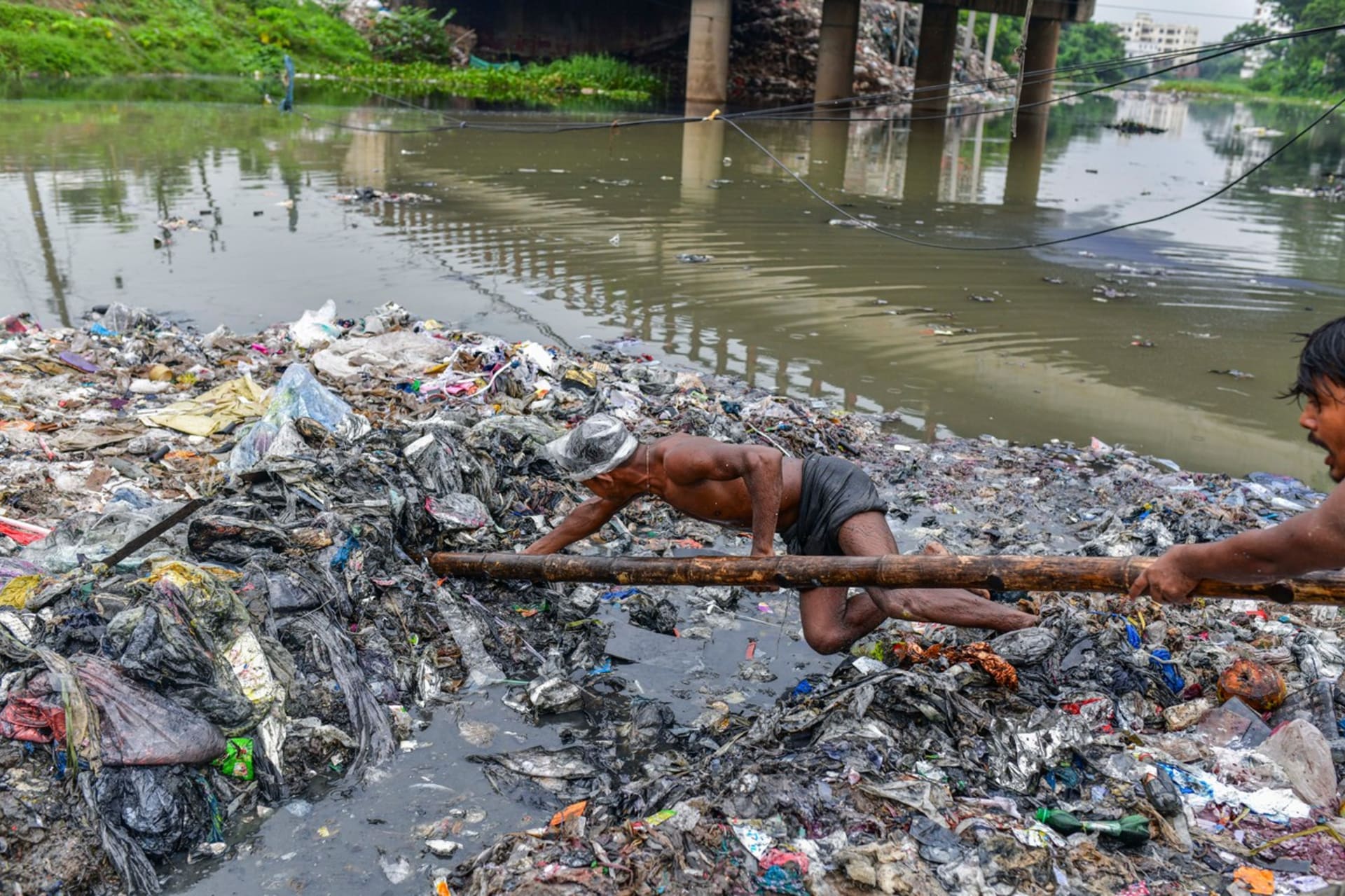 Znečištěných řek v Savaru je hned několik: Dhaleshwari, Bangshi, Turag a Buriganga. 