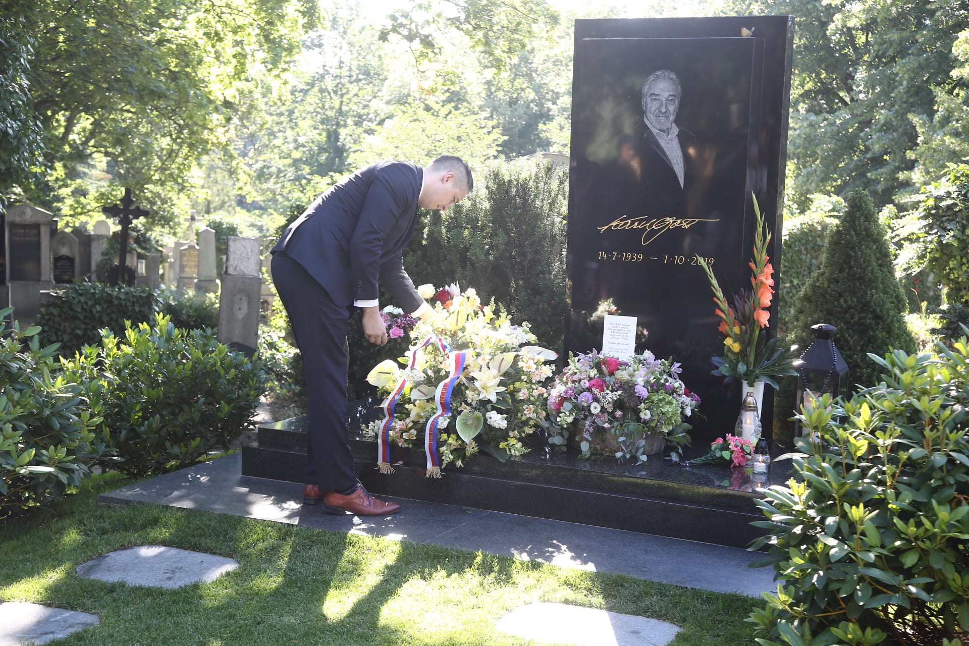 Ostatky Pilarové budou pohřbeny na hřbitově v pražských Malvazinkách, kde navždy odpočívá i Karel Gott.