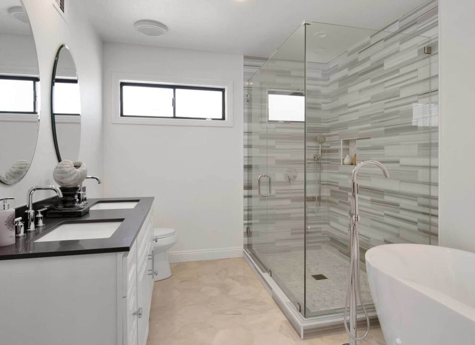 V soukromé koupelně je sprchový kout, porcelánová vana a dvě umyvadla.