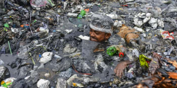 Po krk v odpadcích a s igelitem na hlavě. Dobrovolníci v Bangladéši čistili řeky