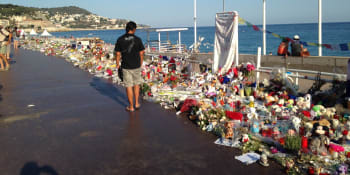 Čtyři roky od útoku v Nice: Terorista v náklaďáku tehdy zabil na promenádě 86 lidí