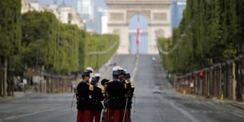 Francouzi si připomínají dobytí Bastily. Macron předsedá přehlídce