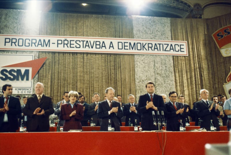 Miloš Jakeš na sjezdu Socialistického svazu mládeže (SSM). Po jeho levici tehdejší předseda SSM Vasil Mohorita.