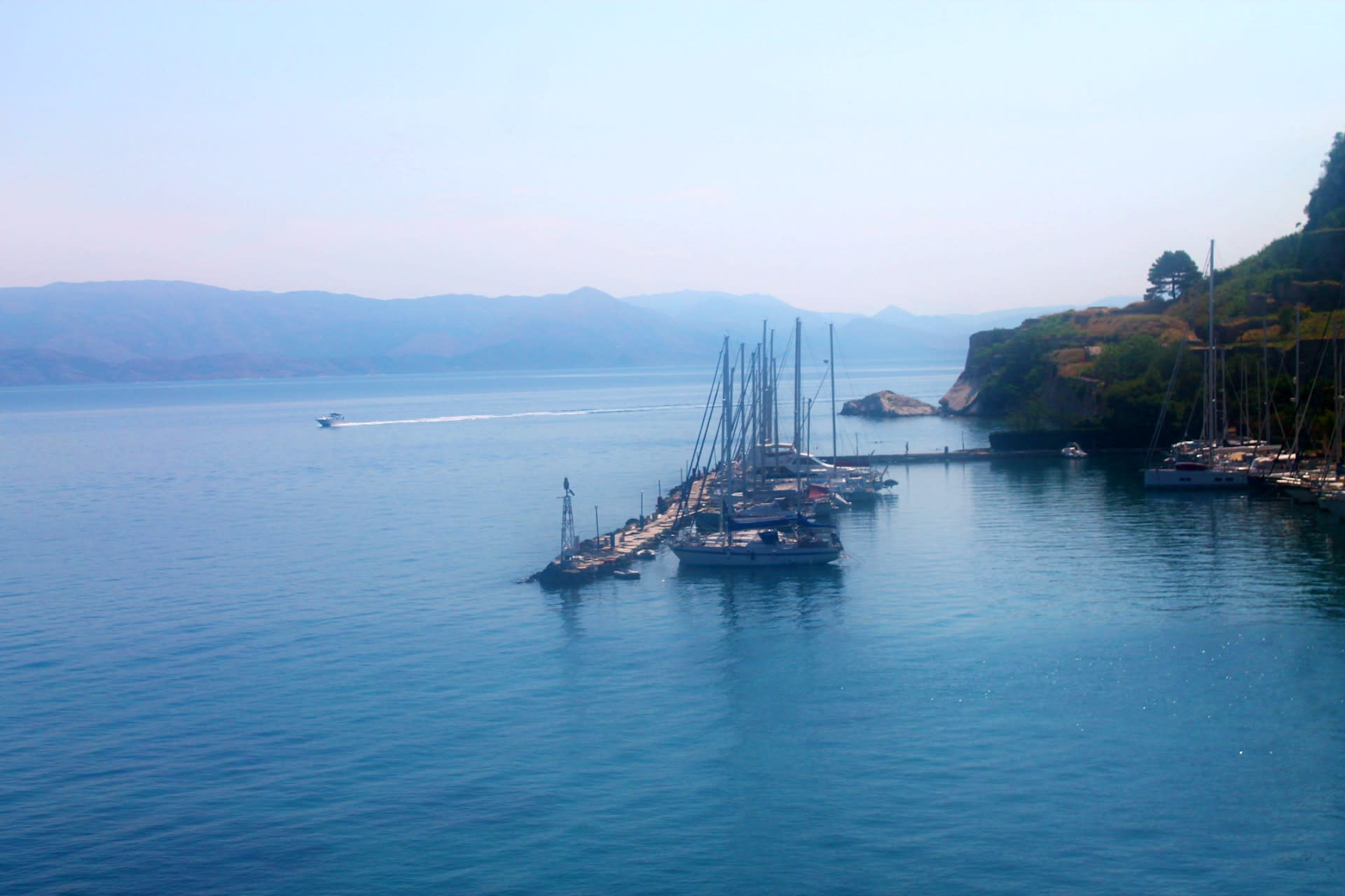 Pohled na moře z hlavního města ostrova Korfu