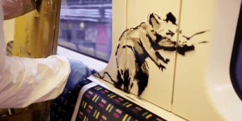 Banksy nastříkal na londýnské metro krysy s rouškami jako varování před koronavirem