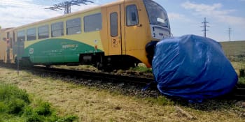 Na Blanensku se na přejezdu srazil vlak s dodávkou. Řidič utrpěl lehčí zranění