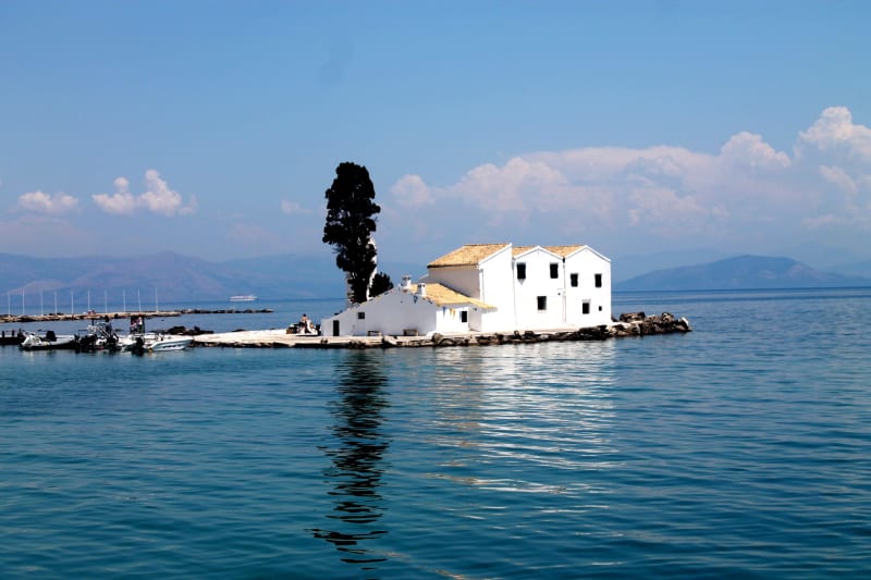 Pohled na ženský klášter Vlacherna na ostrově Korfu