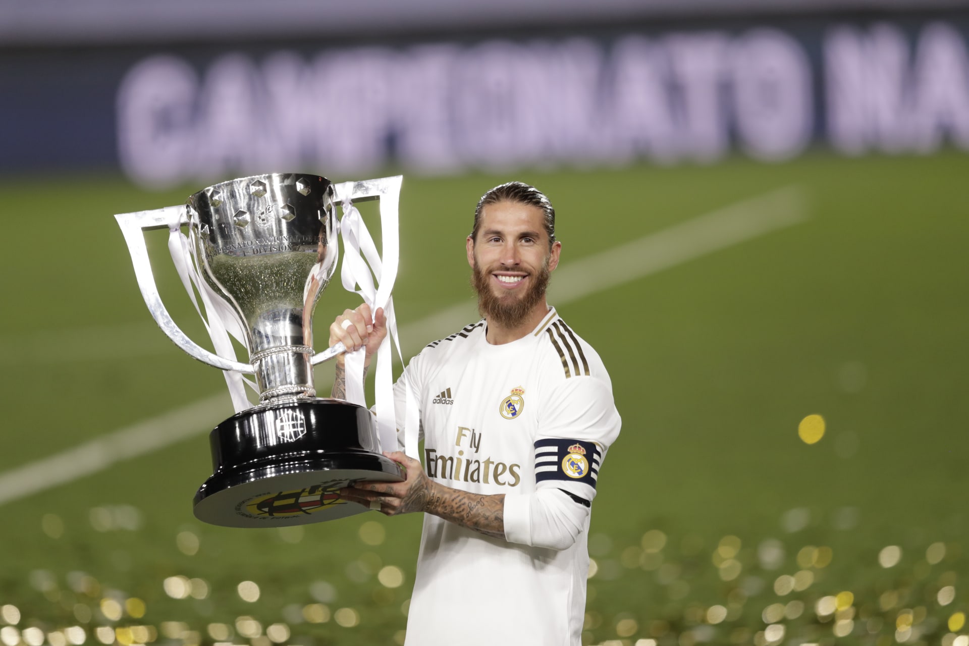Kapitán Realu Madrid Sergio Ramos pózuje s mistrovským pohárem pro vítěze španělské fotbalové La Ligy. Real vyhrál po třech letech, když střídá na prvním místě tým FC Barcelona.