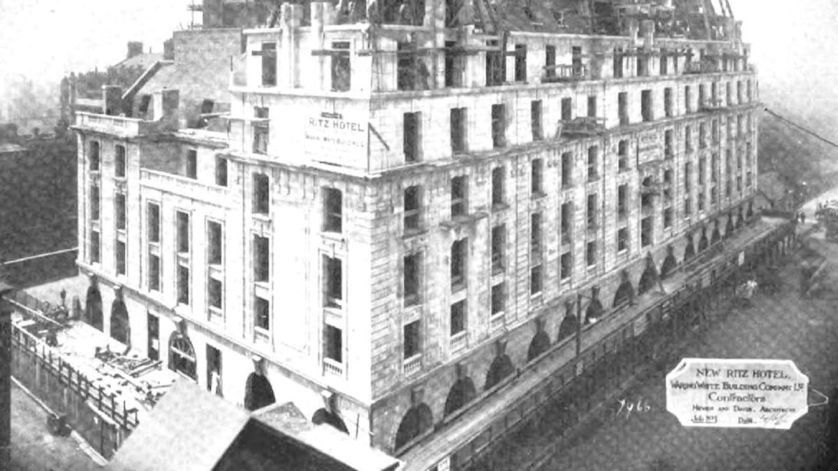 Rozestavěný londýnský hotel Ritz v říjnu 1905