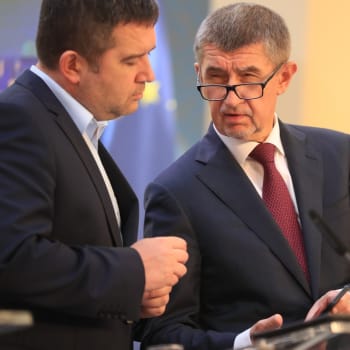 Premiér Andrej Babiš (ANO) s vicepremiérem Janem Hamáčkem (ČSSD)