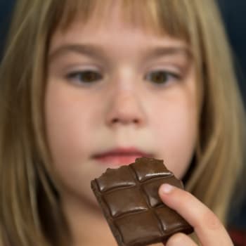 Dívka s čokoládou