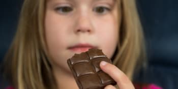 Sexuální zneužívání pětileté dívky: Matka ji uplácela čokoládou