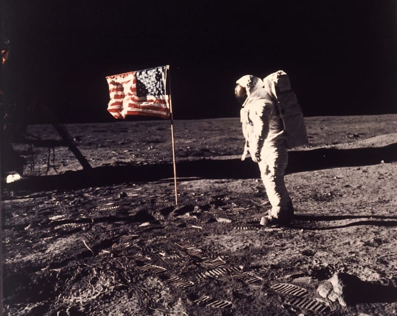 Apollo 11 na Měsíci.