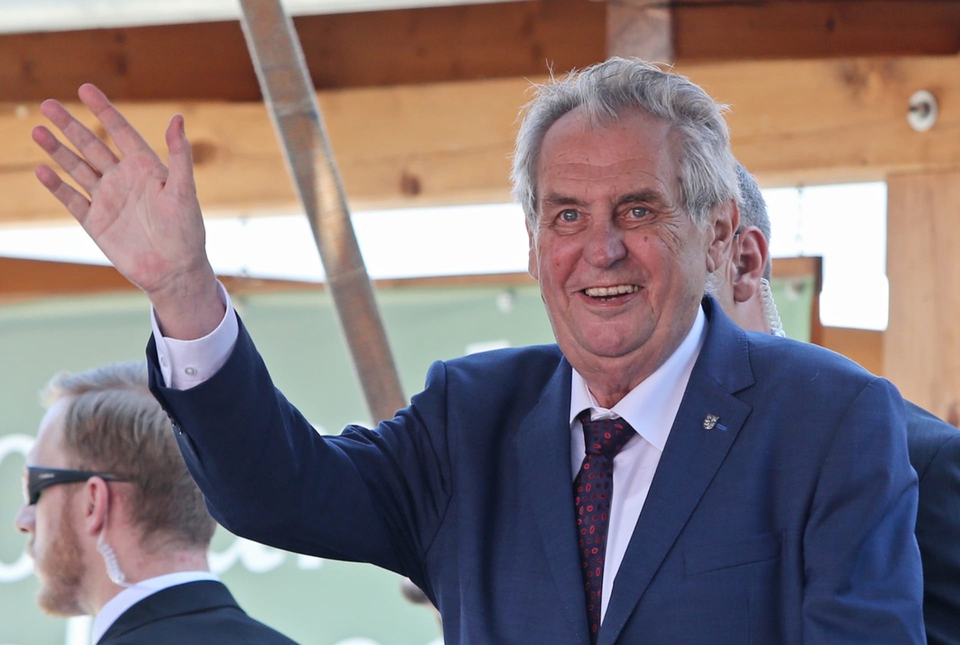Miloš Zeman mává při návštěvě Vysočiny vloni v červnu.