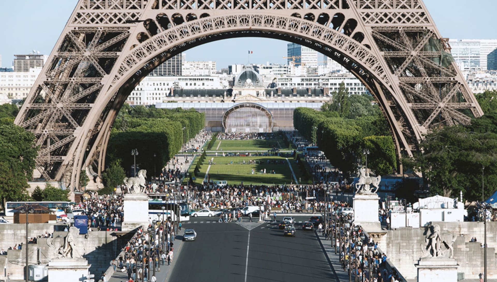 Architekt si přál, aby Pomíjivý palác kopíroval křivky Eiffelovy věže. 