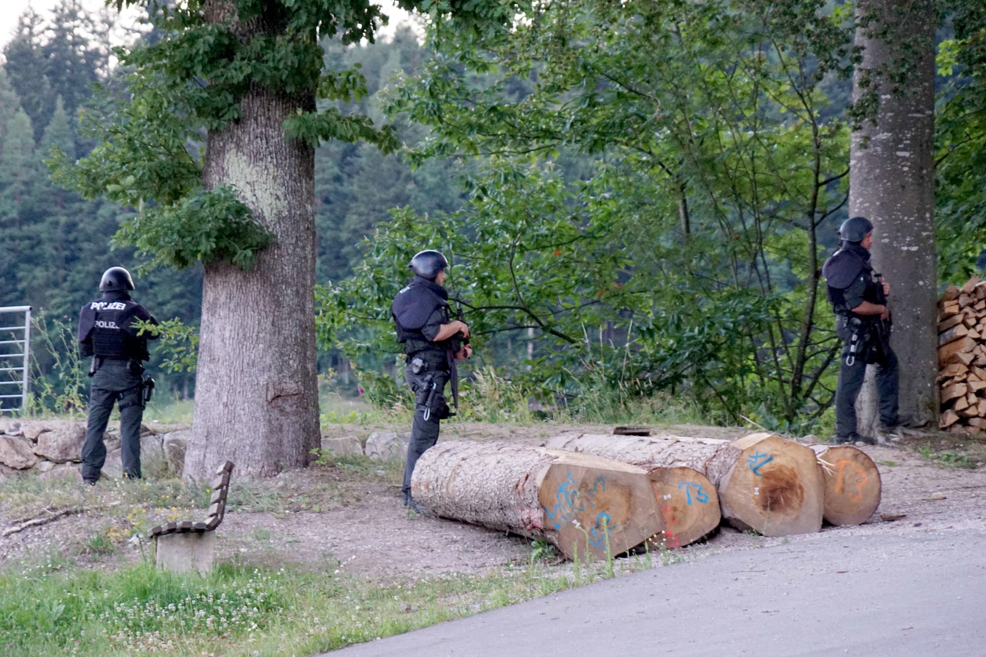 Němečtí policisté hlídkují v lesích kolem městečka Oppenau na jihozápadě země, kde se skrýval uprchlý Yves Rausch.