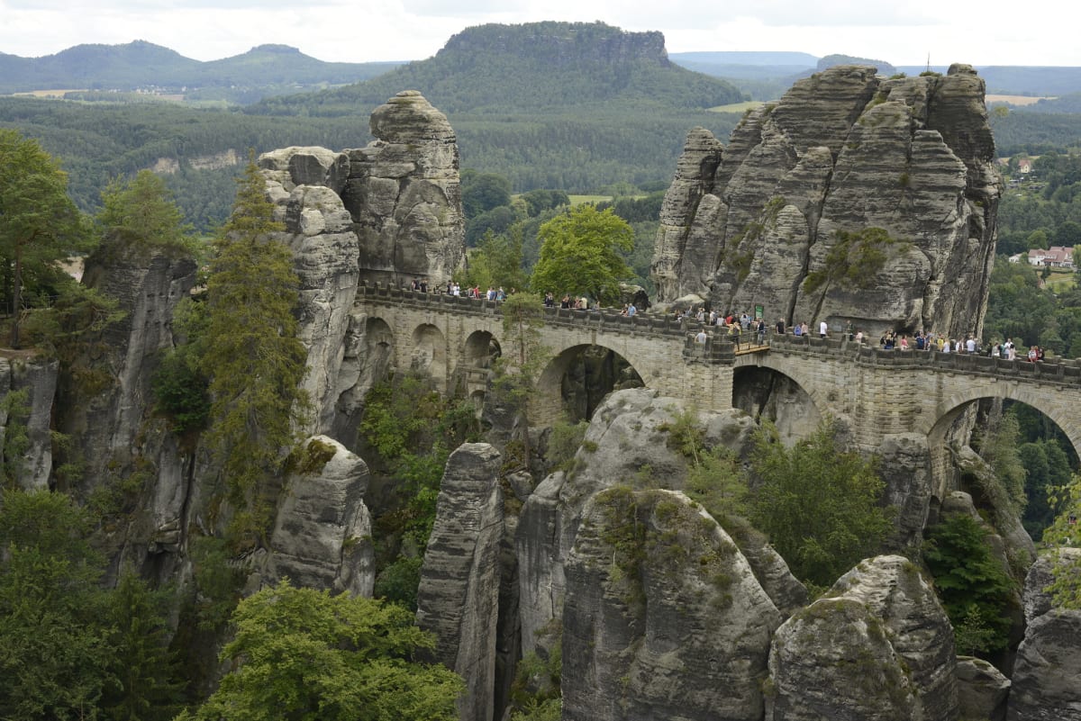 Most Bastei vede ke zřícenině středověkého hradu Neurathen.
