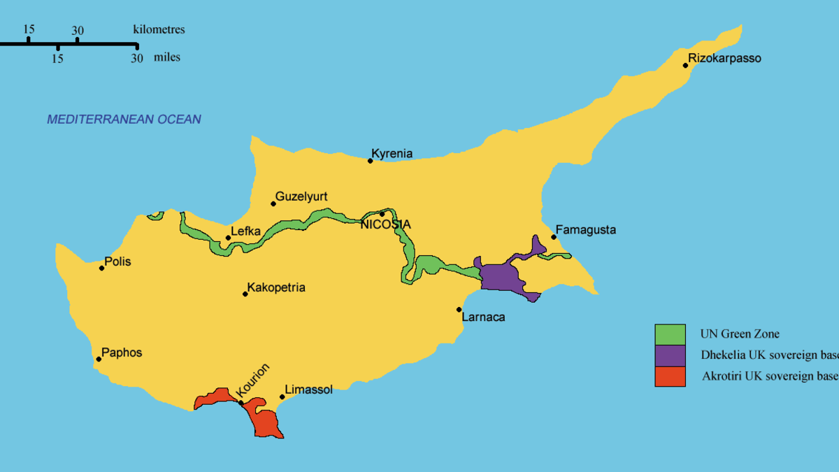 Zeleně označená demarkační linie dělí severní část Kypru, kterou považuje Turecko za svou, a jižní část, mezinárodně uznávaná Kyperskou republiku.