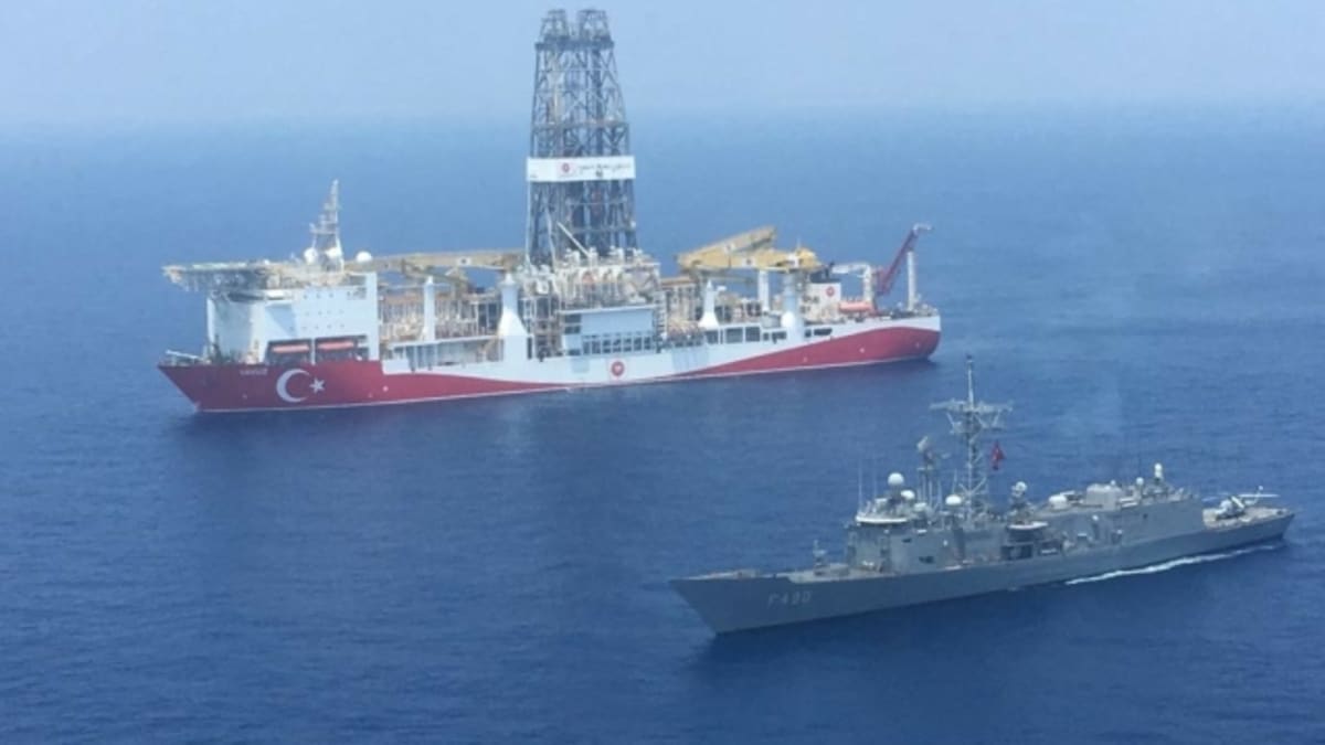 Turecká těžební loď Yavuz bude zkoumat ložiska ropy ve výlučné ekonomické zóně Kypru. 