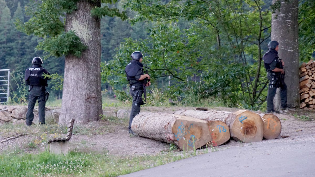 Němečtí policisté hlídkují v lesích kolem městečka Oppenau na jihozápadě země, kde se skrýval uprchlý Yves Rausch.