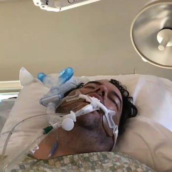 John Place (42) je už přes dva týdny připojený na plicní ventilátor.