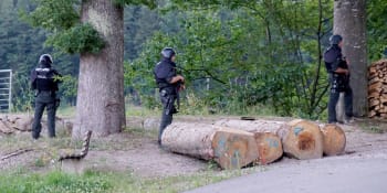 Německá policie po šesti dnech zadržela muže, který odzbrojil hlídku a prchl do lesa