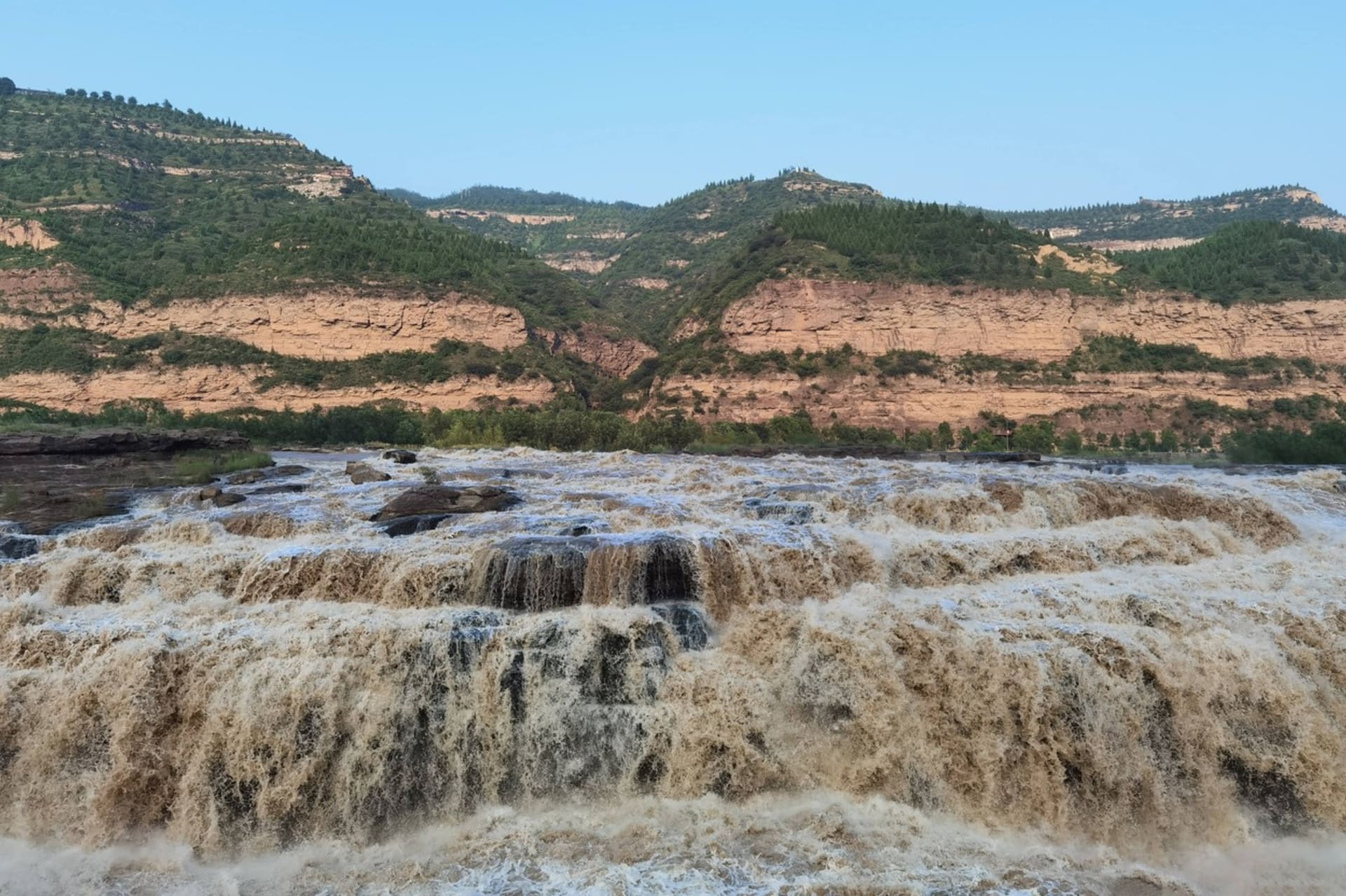 Rozvodněná Žlutá řeka vylepšila vodopád v centrální Číně