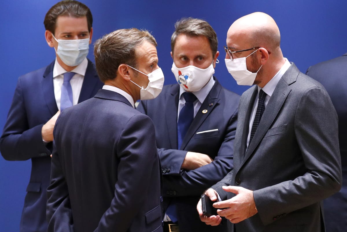 Charles Michel (vpravo) v diskuzi s Xavierem Bettelem, Emmanuelem Macronem a Sebastianem Kurzem v červnu 2020