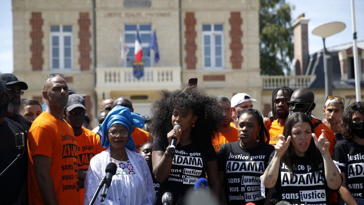 Sestra zemřelého Adamy Trorého v čele demonstrantů proti policejní brutalitě a rasismu, která začala ve městě Beaumont na předměstí Paříže