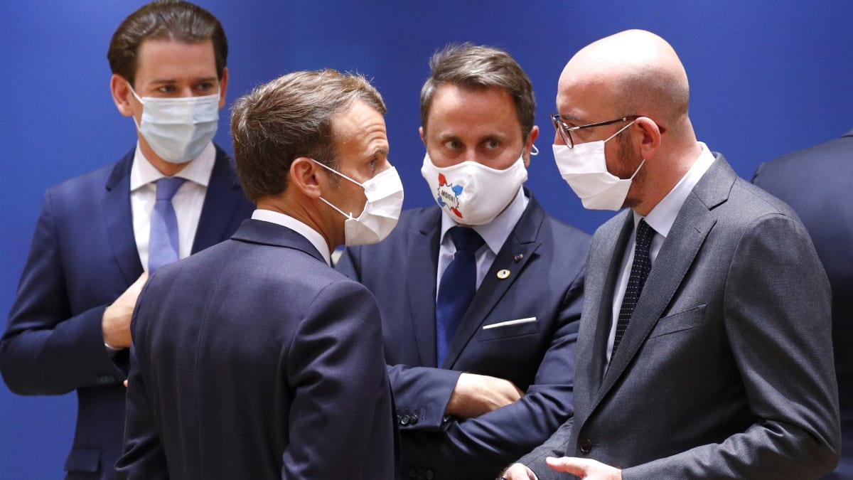 Charles Michel (vpravo) v diskuzi s Xavierem Bettelem, Emmanuelem Macronem a Sebastianem Kurzem v červnu 2020