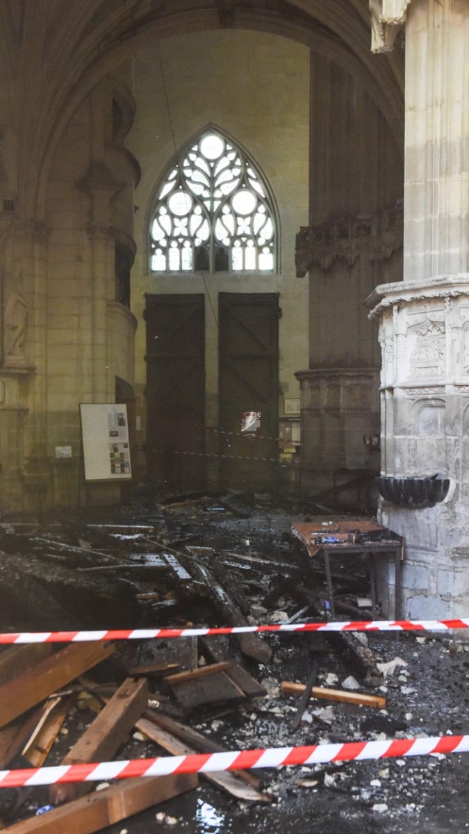 Plameny značně poničily vnitřek katedrály v Nantes