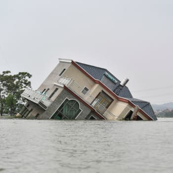 Povodněmi zničený dům v provincii Ťiang-si 