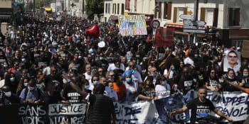 V Paříži probíhá demonstrace proti rasismu. Pochodu se účastní tisíce lidí