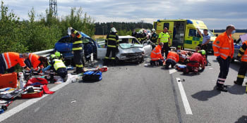 Nehoda na Mladoboleslavsku: Zranilo se šest lidí, z toho dva kojenci vážně