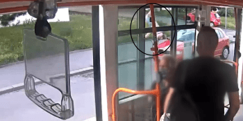 Černého pasažéra při útěku z tramvaje v Brně srazilo auto. Zvedl se a běžel dál