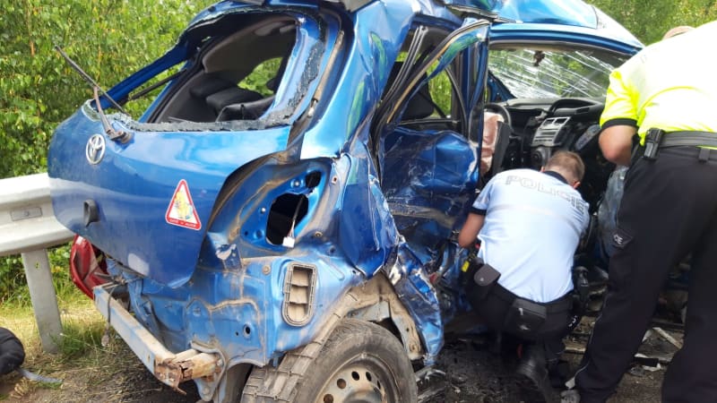 Při nehodě na Mladoboleslavsku se zranilo šest lidí včetně dvou kojenců.
